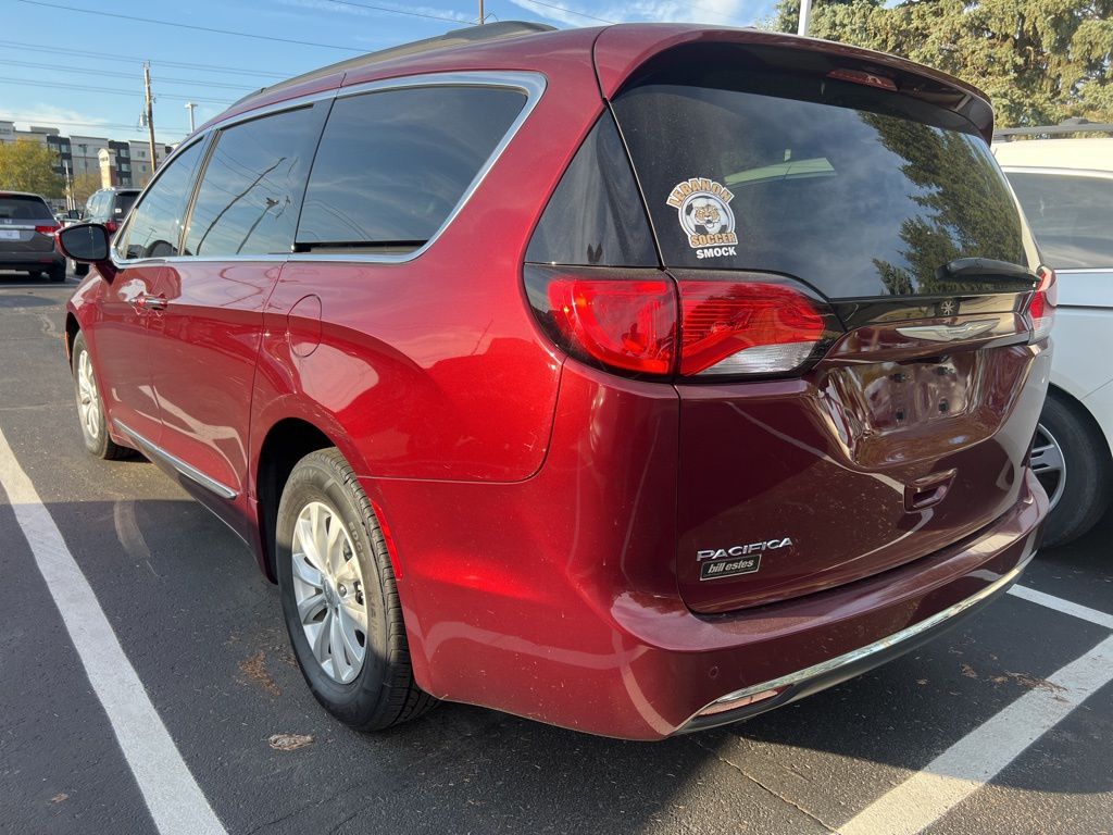2017 Chrysler Pacifica Touring L photo 2
