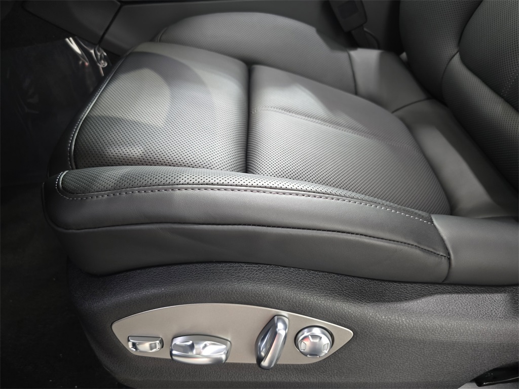 2026 Porsche Macan T photo 23