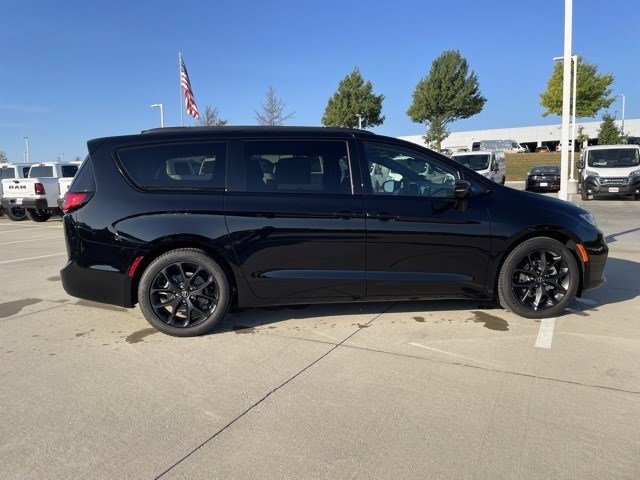 2026 Chrysler Pacifica Limited photo 4