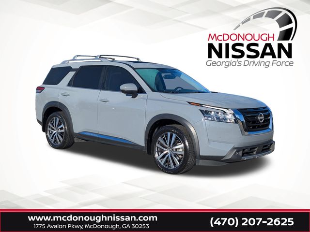 2022 Nissan Pathfinder Platinum's photo