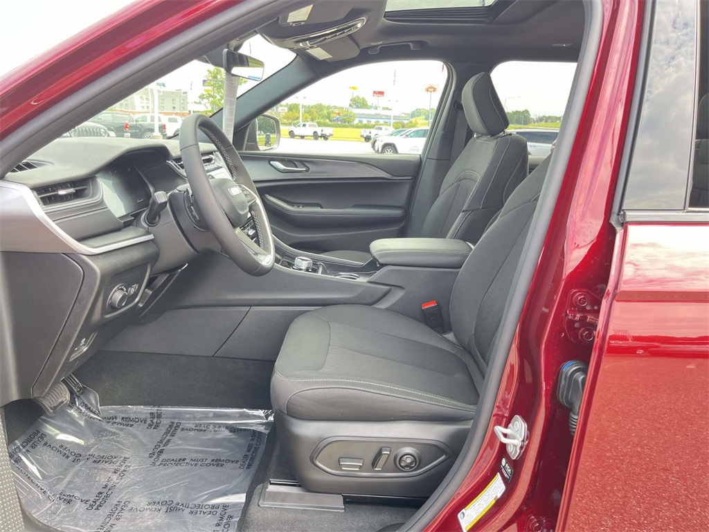 2025 Jeep Grand Cherokee Laredo X photo 18
