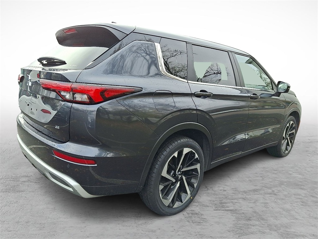 2024 Mitsubishi Outlander SE Black Edition photo 4