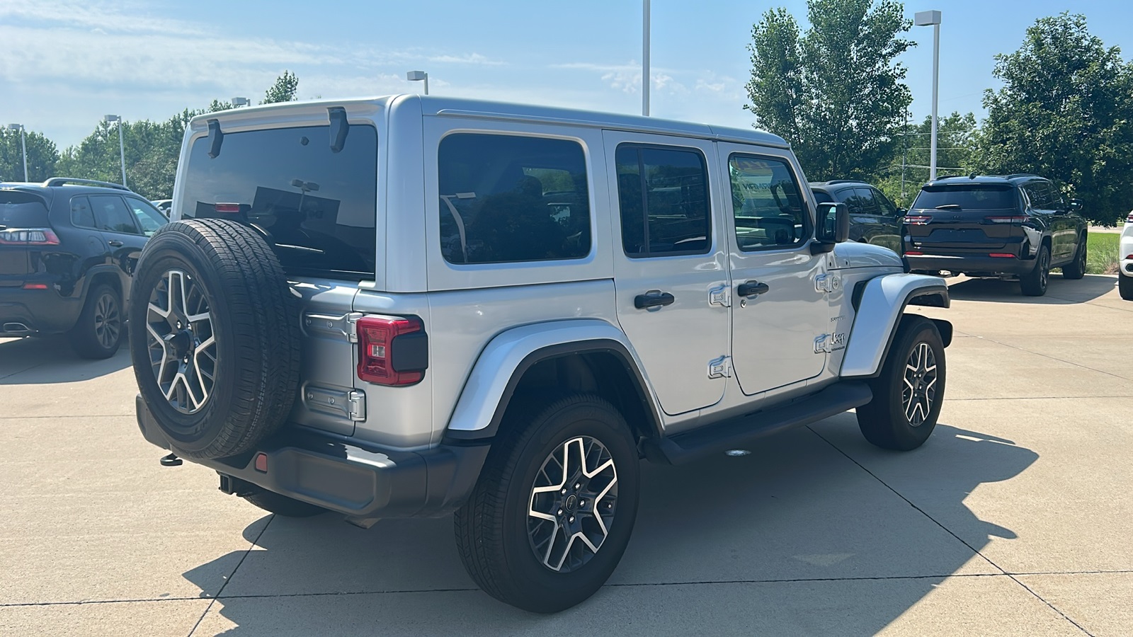 2024 Jeep Wrangler Sahara photo 3