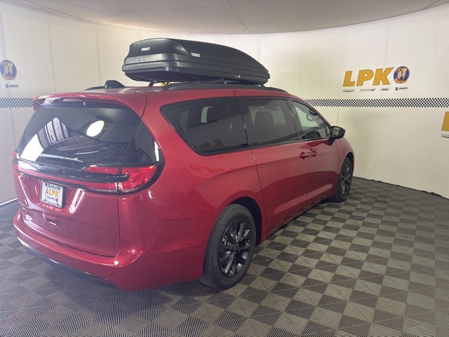 2025 Chrysler Pacifica photo 3