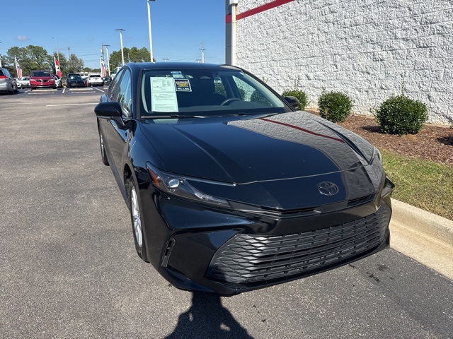 2025 Toyota Camry LE's photo