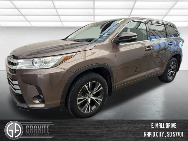 2018 Toyota Highlander LE's photo