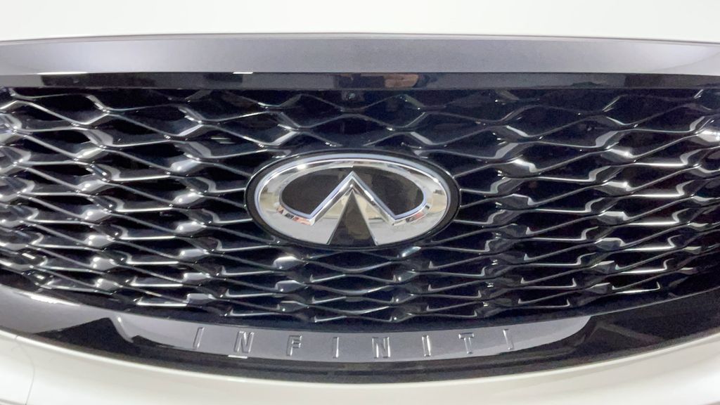 New 2025 White INFINITI LUXE image 10
