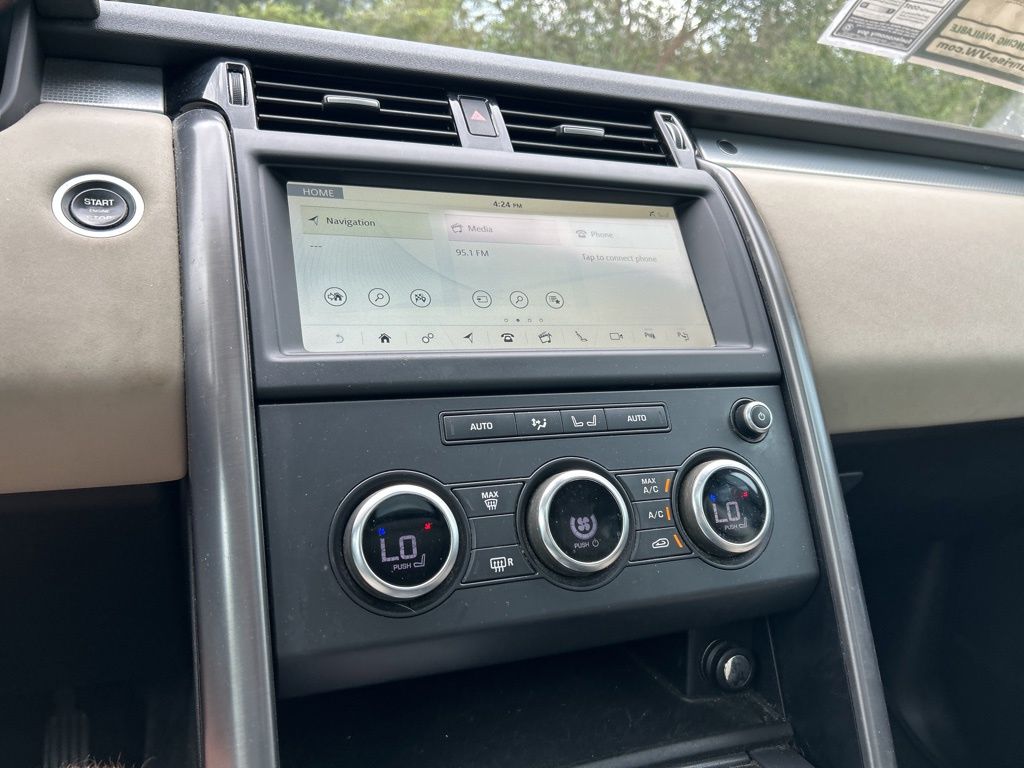 2020 Land Rover Discovery Landmark photo 25