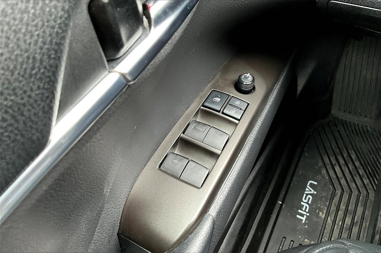 2021 Toyota Camry SE photo 18