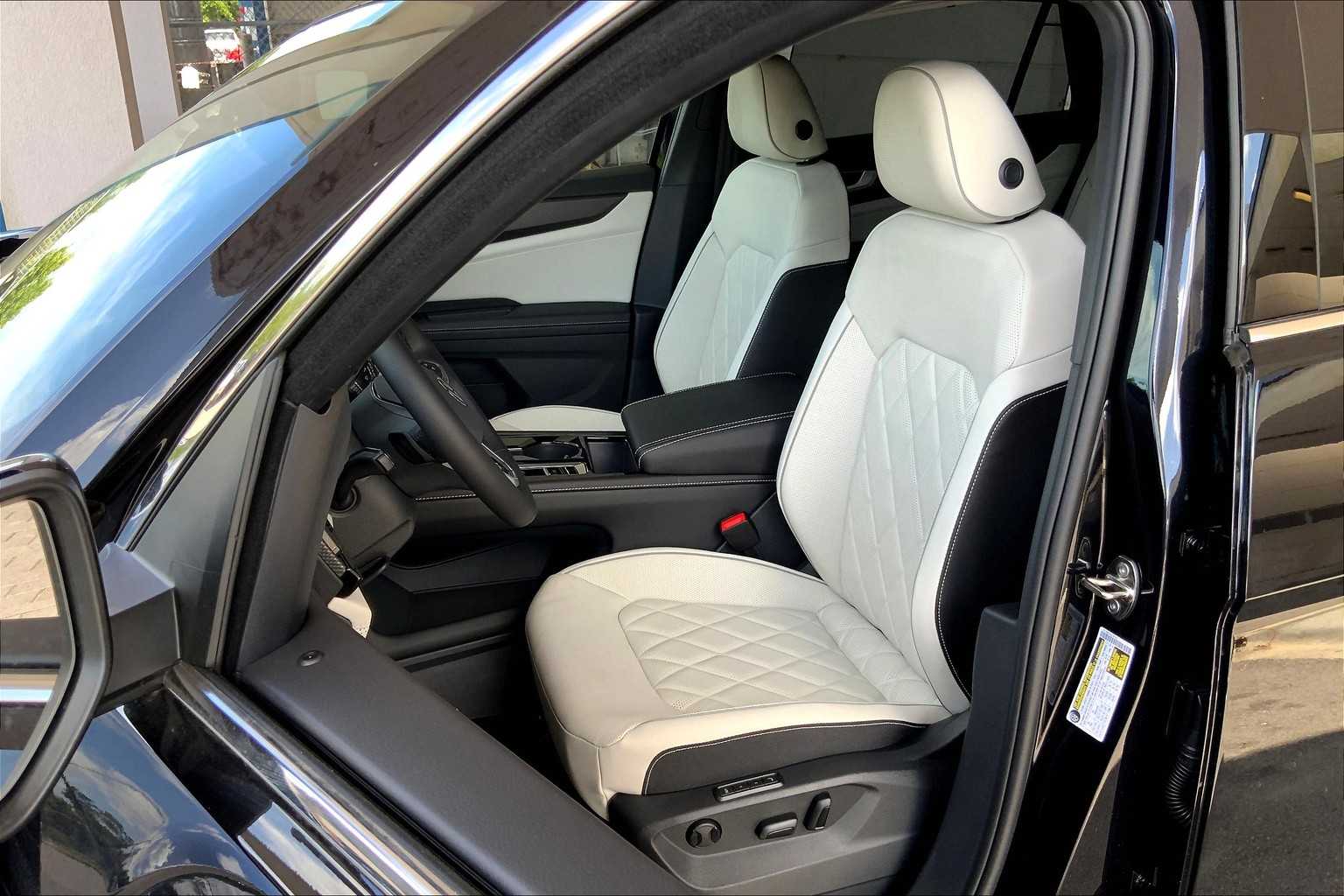 2025 Volkswagen Atlas Cross Sport SEL Premium R-Line photo 3