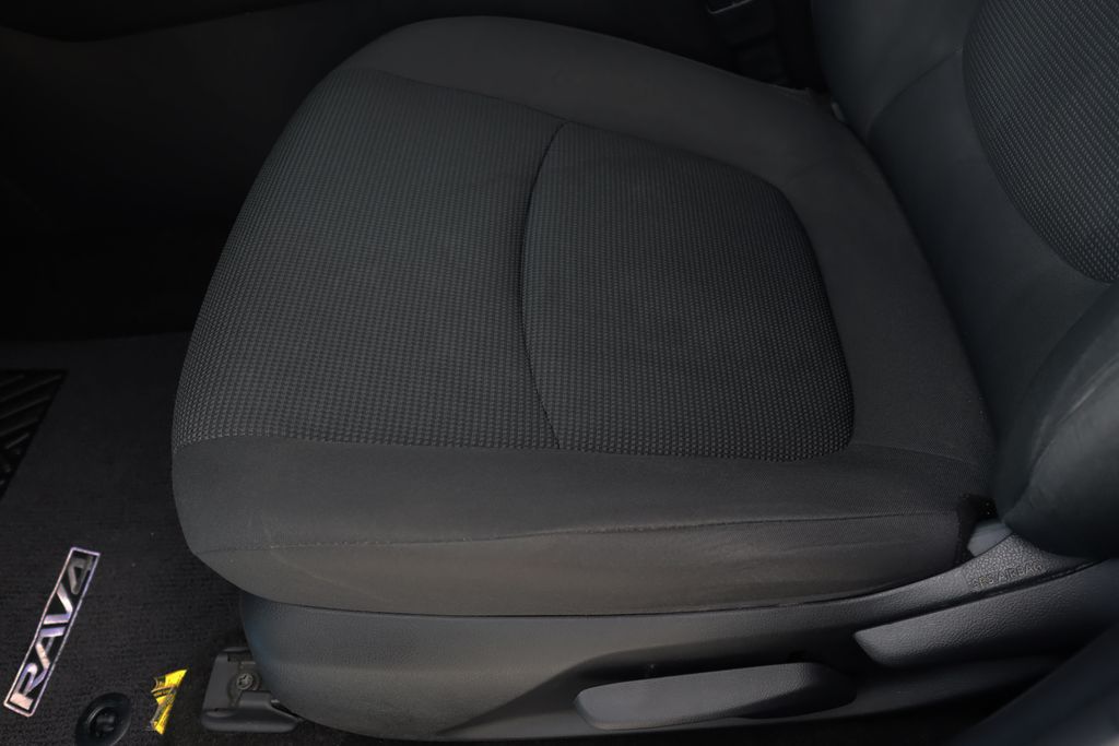 2020 Toyota RAV4 LE photo 17