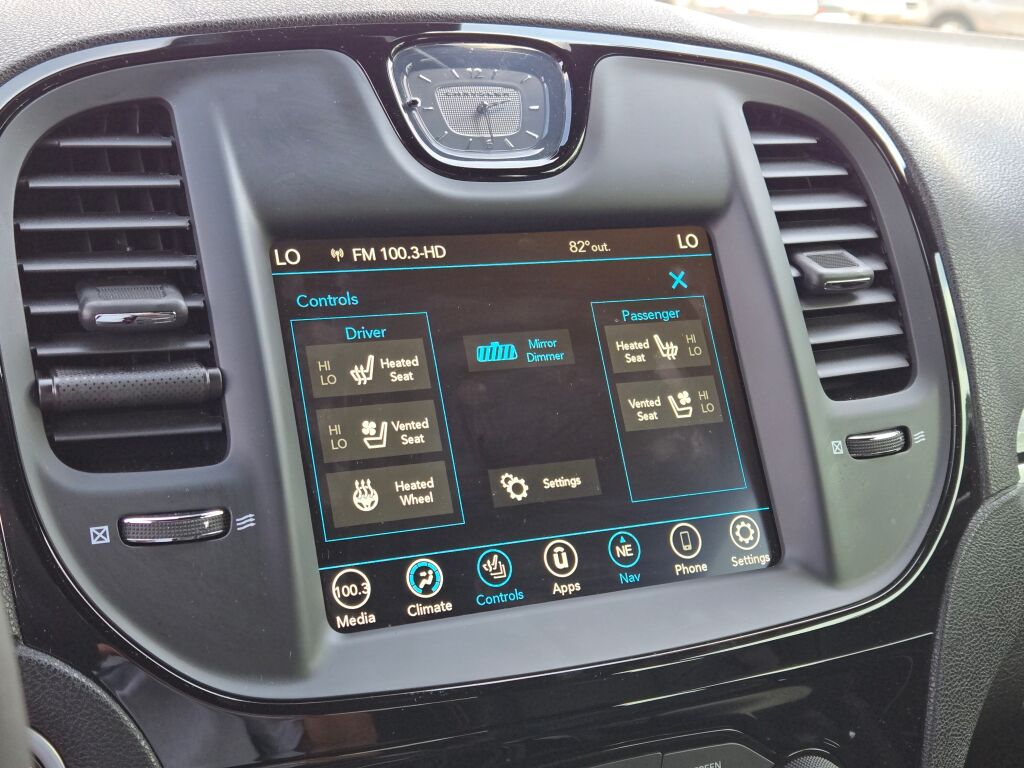 2023 Chrysler 300 photo 29