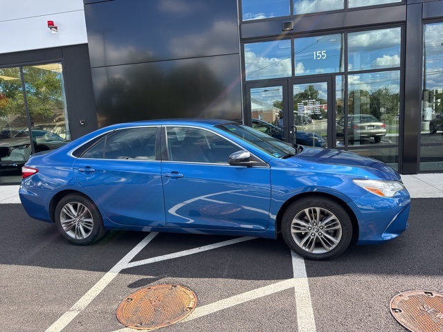 2017 Toyota Camry XLE photo 2