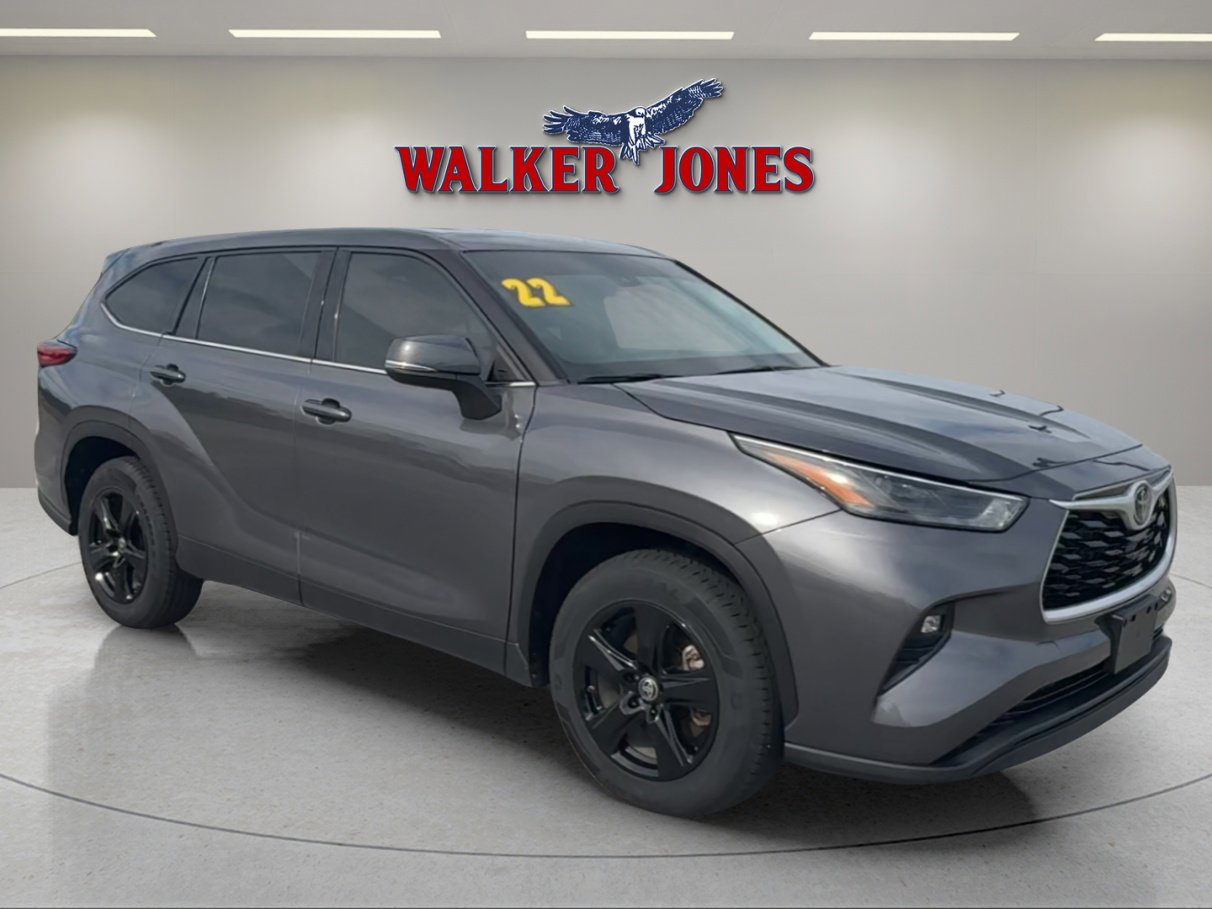 2022 Toyota Highlander LE's photo
