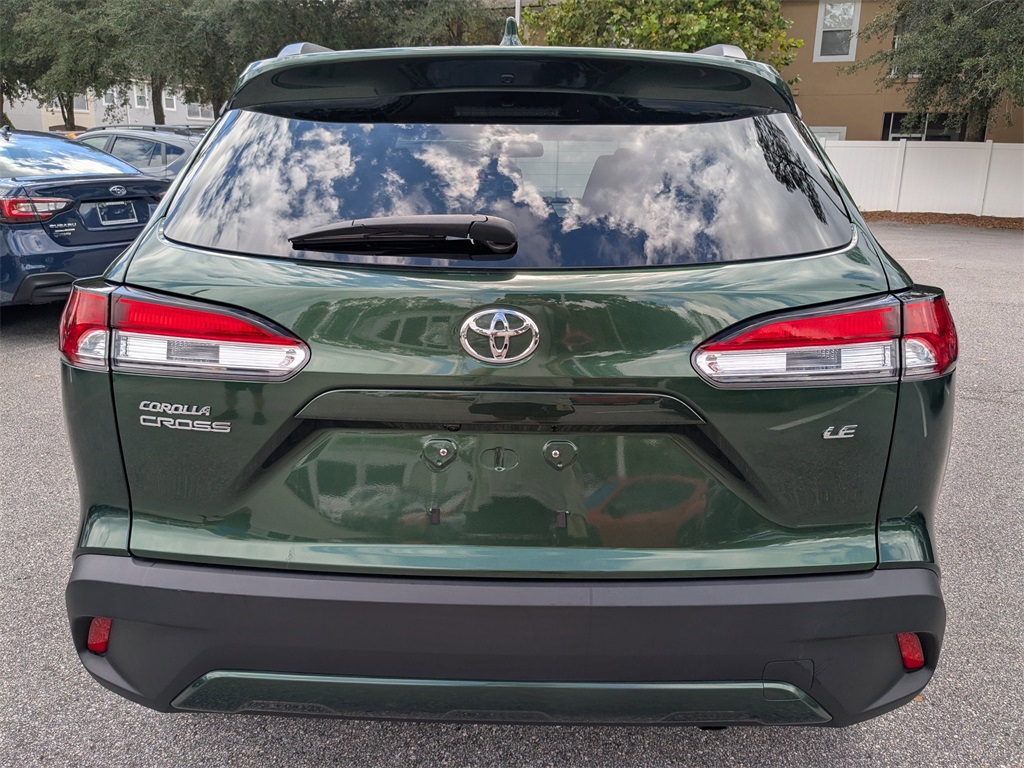 2022 Toyota Corolla Cross LE photo 2