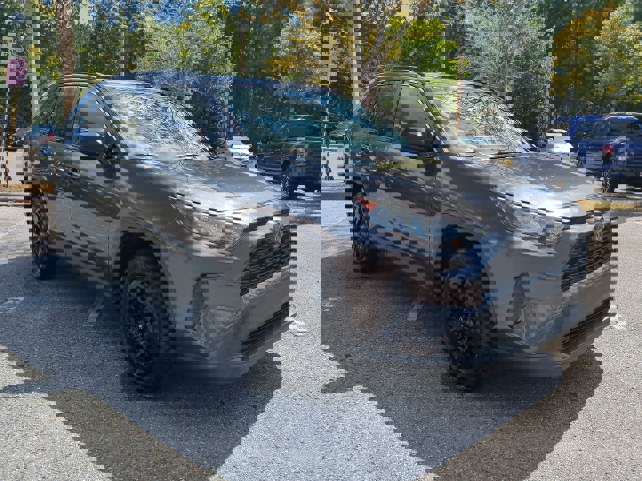 2019 Toyota RAV4 LE photo 3