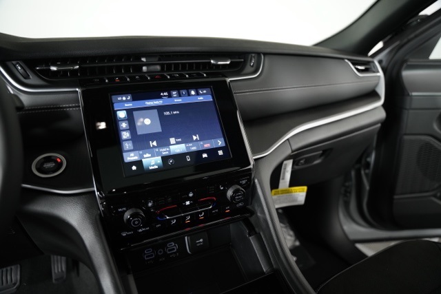 2025 Jeep Grand Cherokee Altitude photo 7