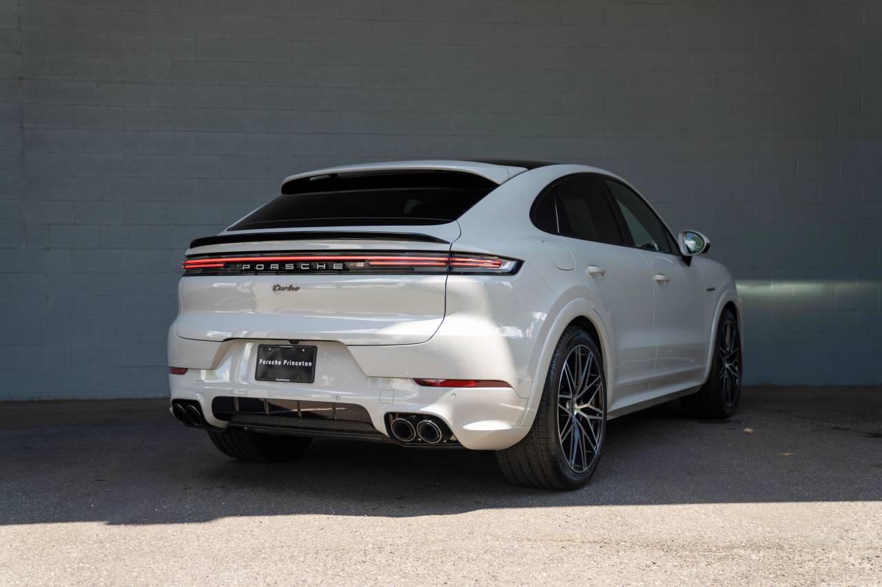 2025 Porsche Cayenne Turbo E-Hybrid Coupe photo 16