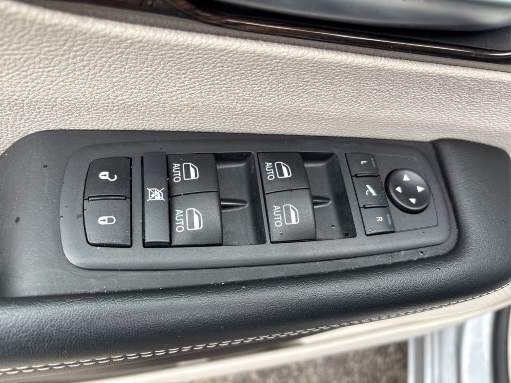 2021 Chrysler Pacifica Hybrid Limited photo 28