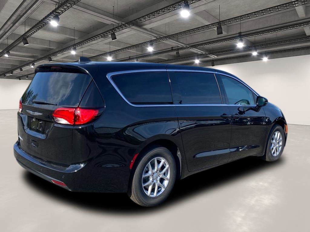 2026 Chrysler Voyager LX photo 4