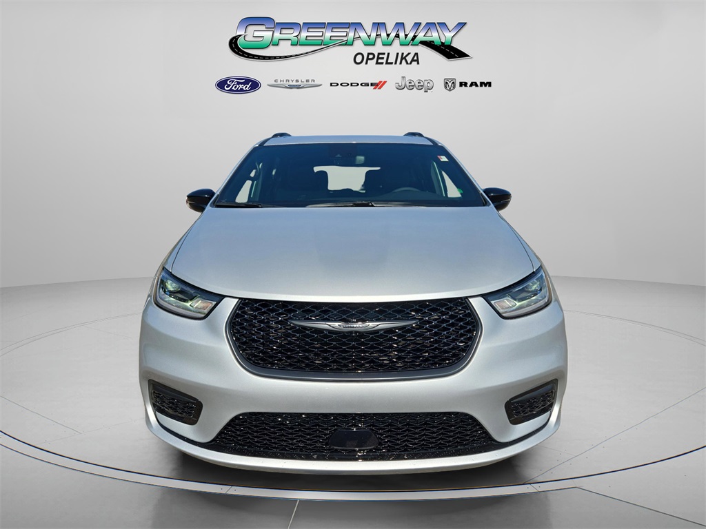 2026 Chrysler Pacifica photo 2