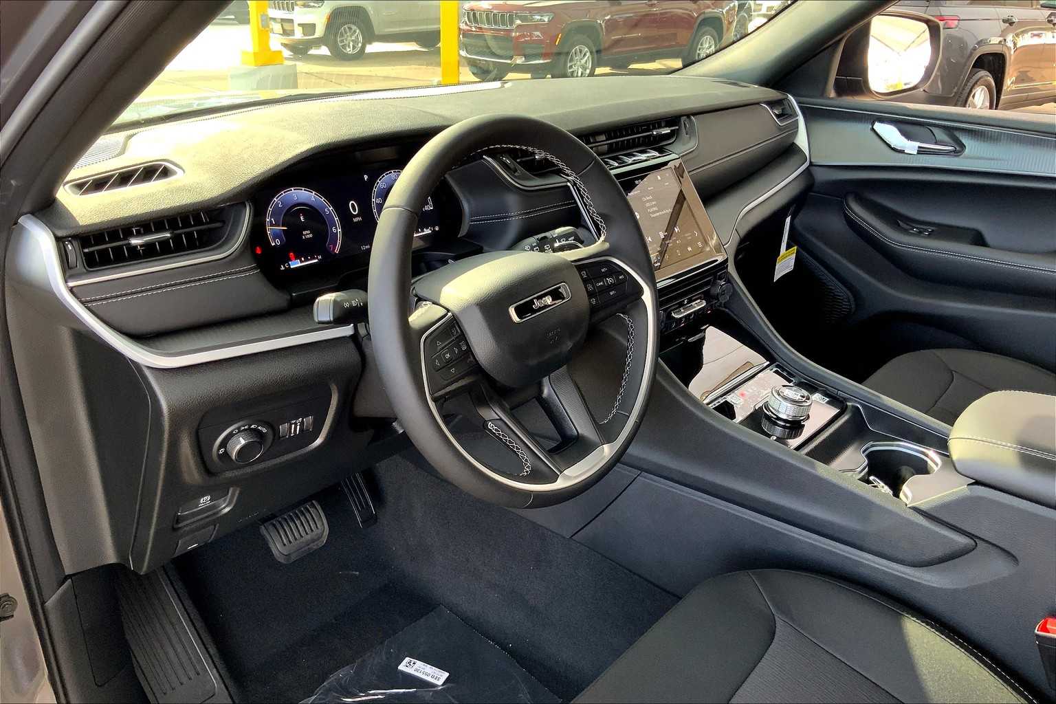 2025 Jeep Grand Cherokee Laredo photo 7