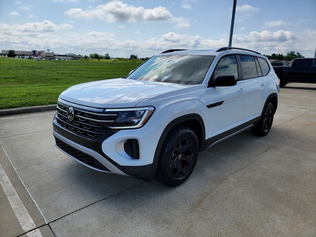 2025 Volkswagen Atlas Peak Edition SE photo 4