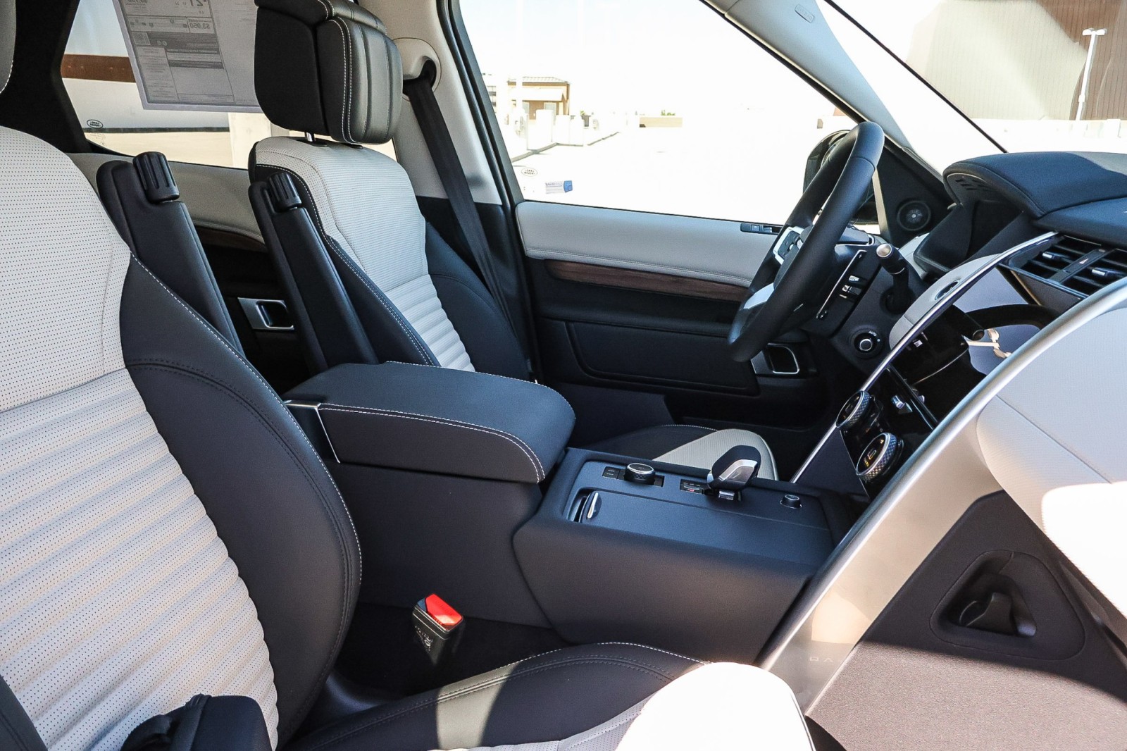 2025 Land Rover Discovery SE photo 11