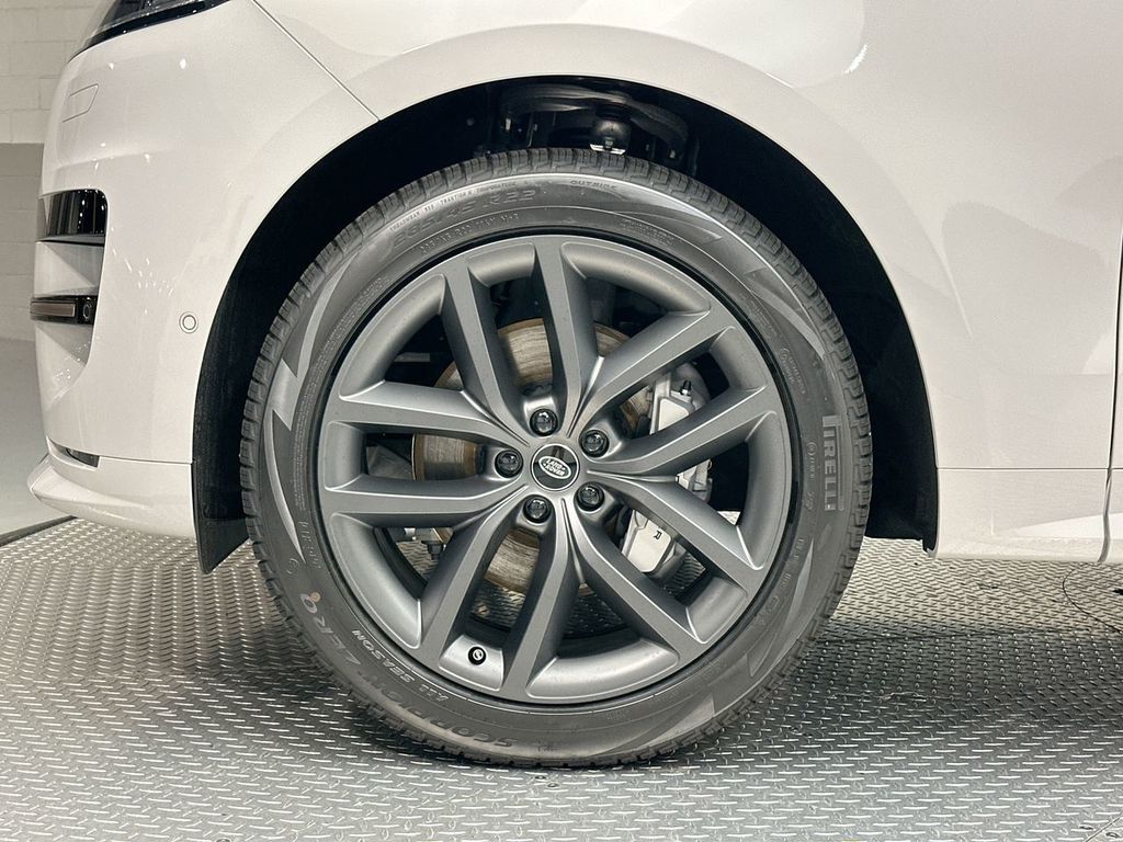 2025 Land Rover Range Rover Sport SE photo 3