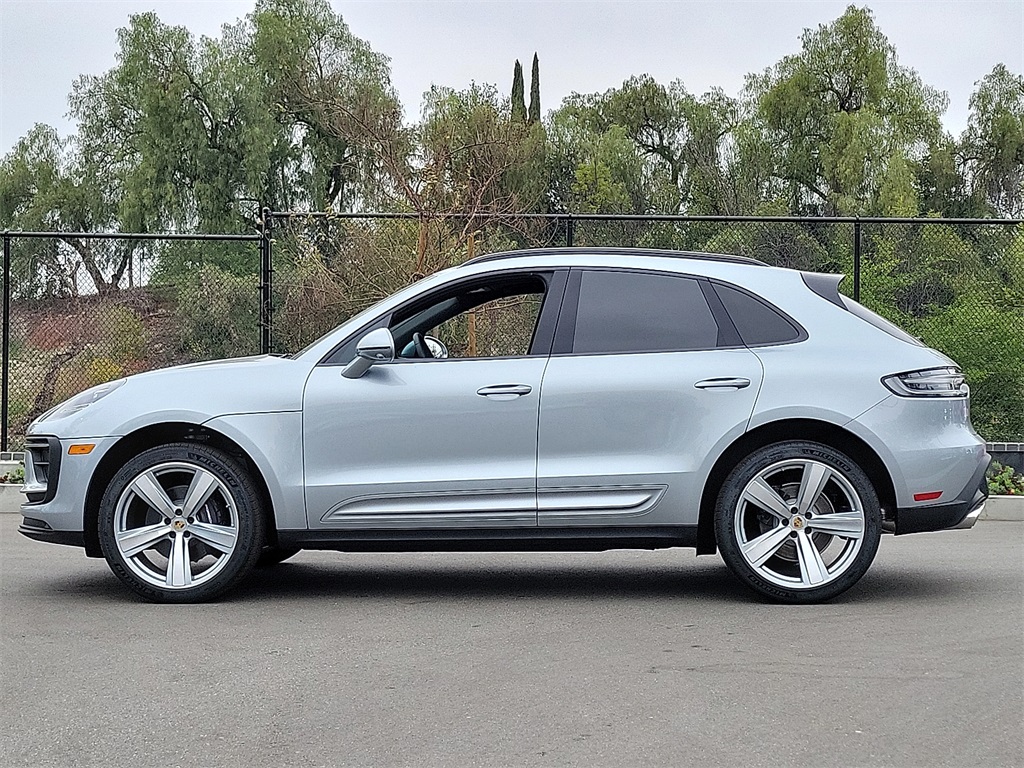 2024 Porsche Macan photo 2