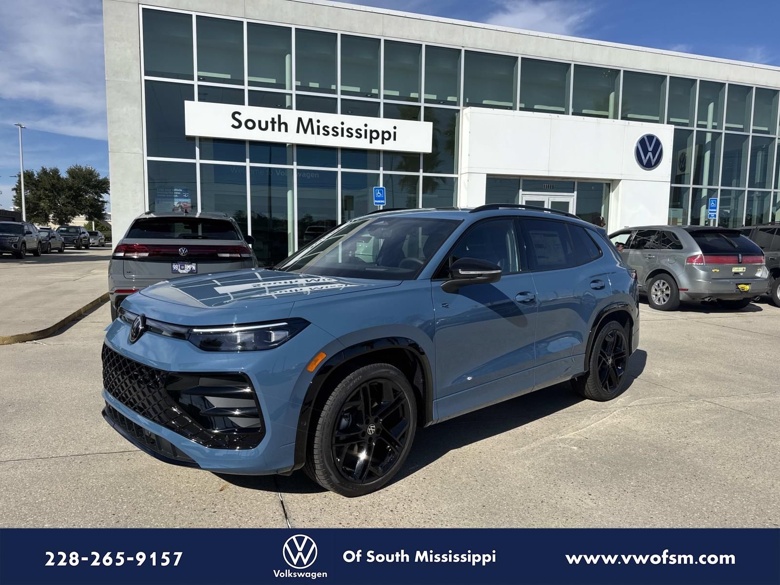 2026 Volkswagen Tiguan SE R-LINE BLACK's photo