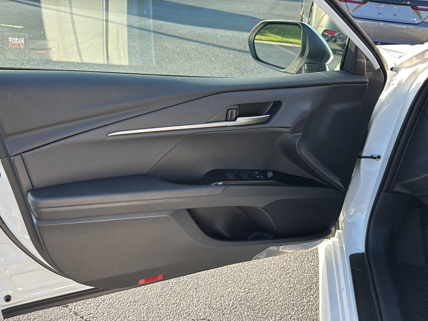 2025 Toyota Camry SE photo 14