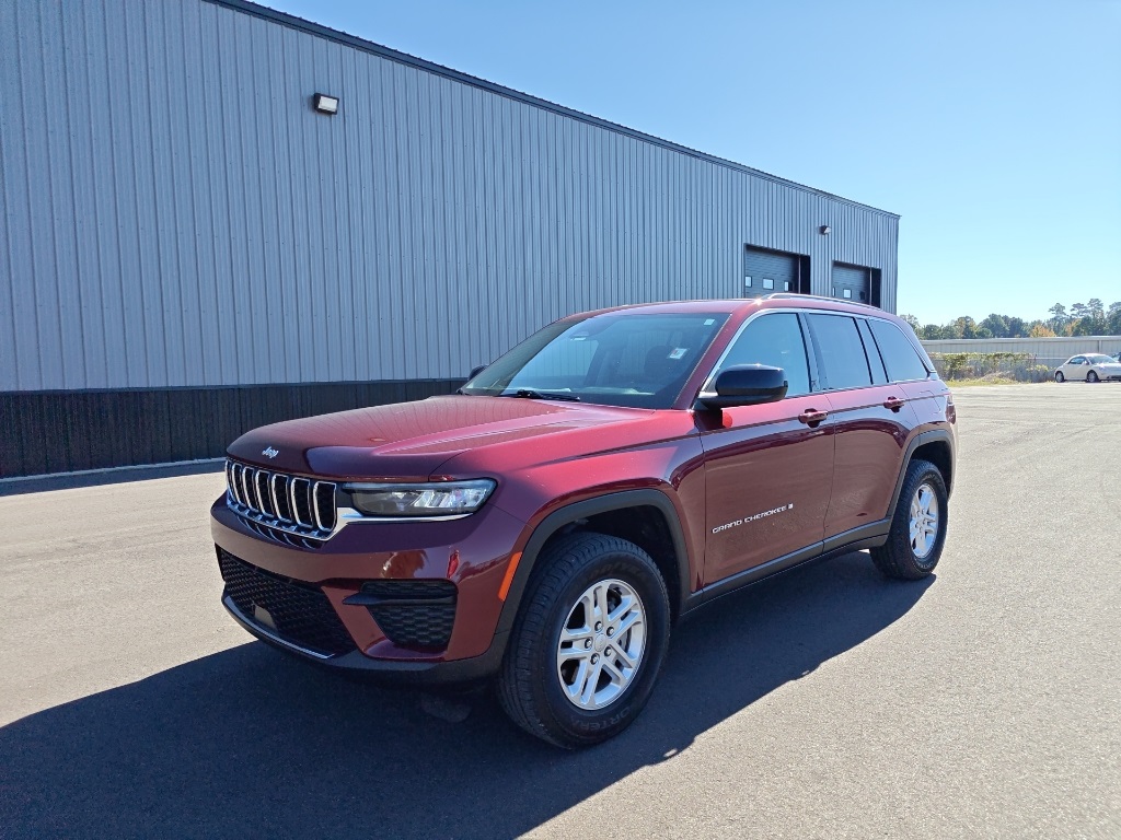 2023 Jeep Grand Cherokee Laredo photo 3