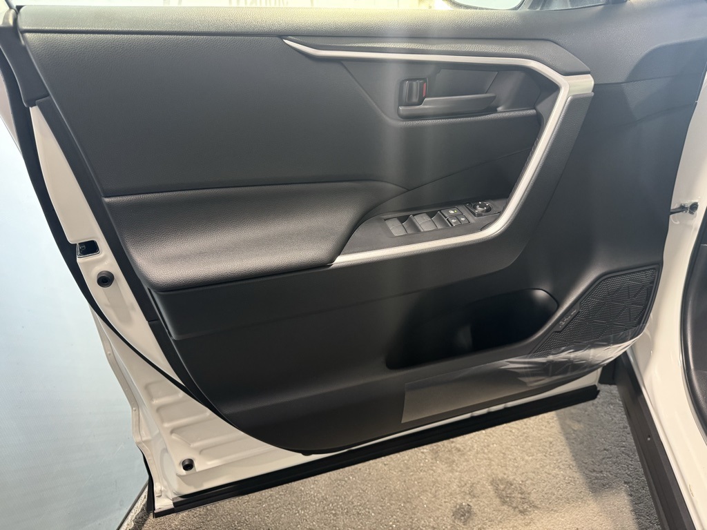 2025 Toyota RAV4 LE photo 22