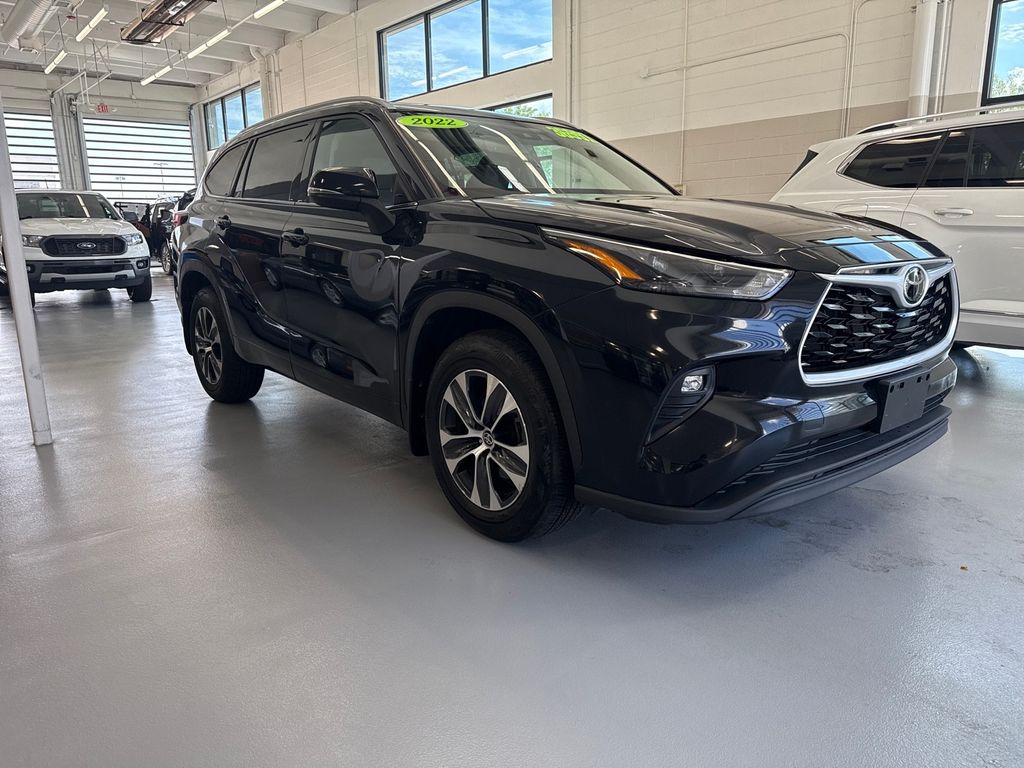 2022 Toyota Highlander XLE photo 2