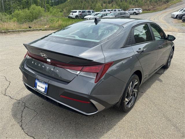 2025 Hyundai Elantra SEL Sport photo 5