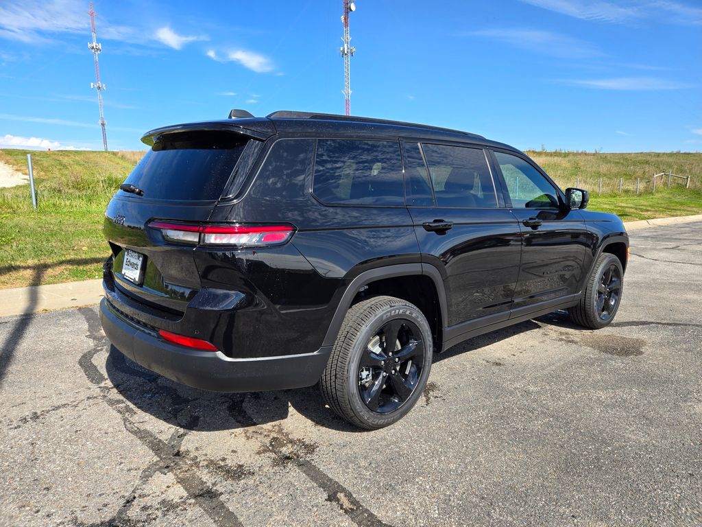 2025 Jeep Grand Cherokee Laredo Altitude photo 2