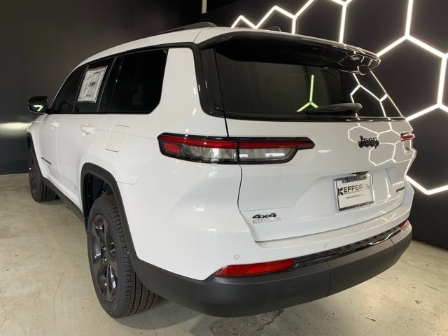 2025 Jeep Grand Cherokee Limited photo 3
