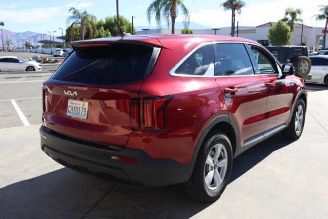 2023 Kia Sorento LX photo 2