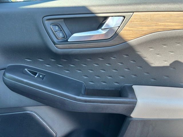 2020 Ford Escape Titanium photo 18
