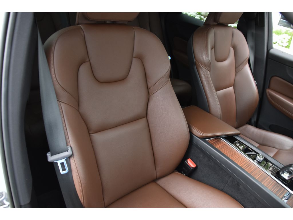 2023 Volvo XC60 B5 Plus photo 27