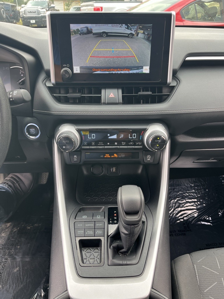 2024 Toyota RAV4 XLE photo 12