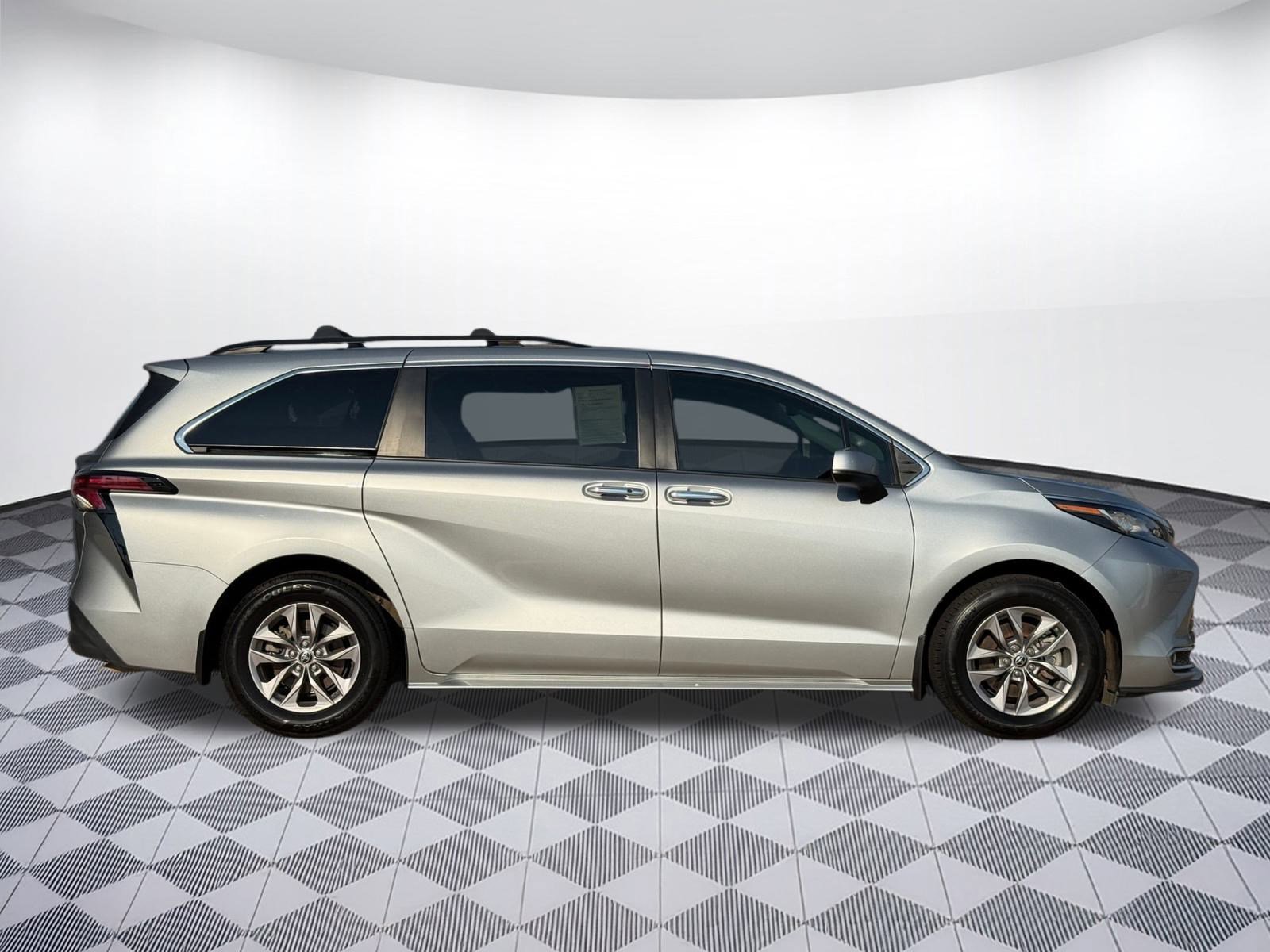 2022 Toyota Sienna XLE photo 8