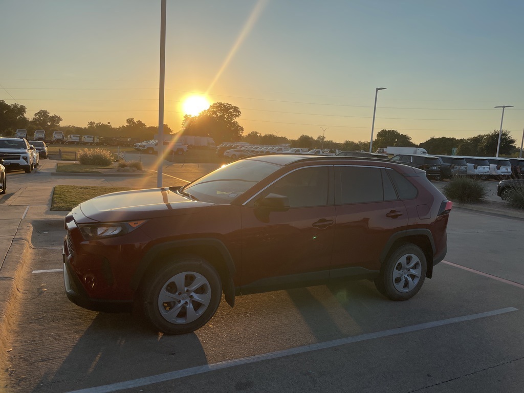 2021 Toyota RAV4 LE photo 4