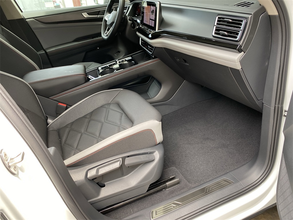 2025 Volkswagen Atlas Peak Edition SE photo 39