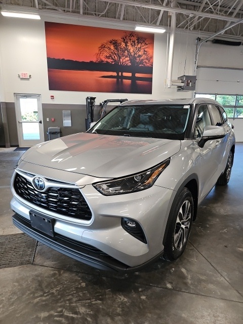 2023 Toyota Highlander L photo 2