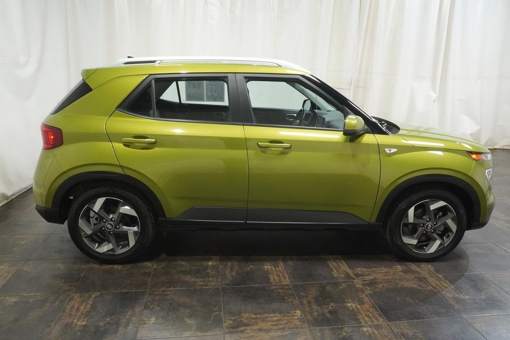 2022 Hyundai Venue SEL Limited photo 2