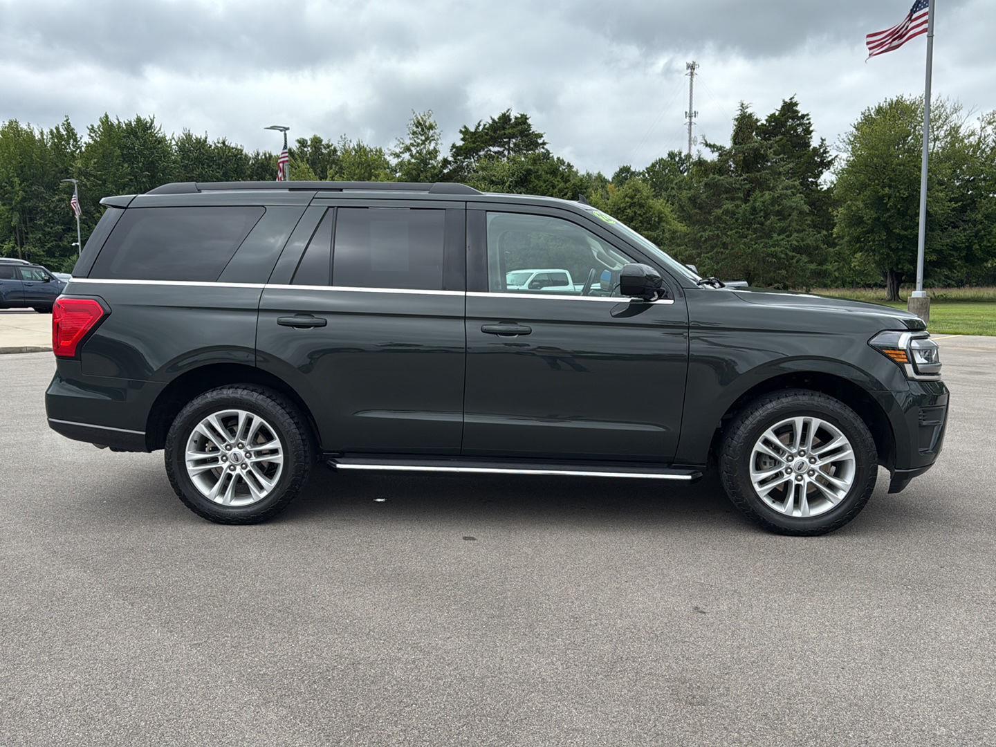 2022 Ford Expedition XLT photo 2