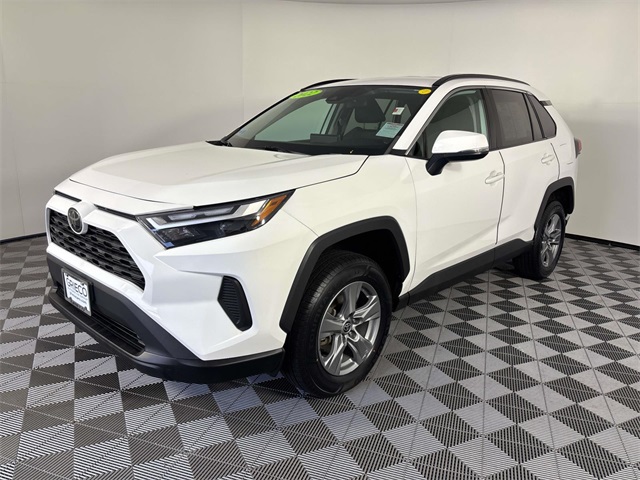 2022 Toyota RAV4 XLE photo 3