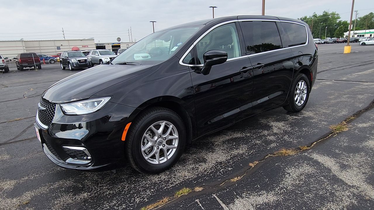 2024 Chrysler Pacifica Touring L photo 3